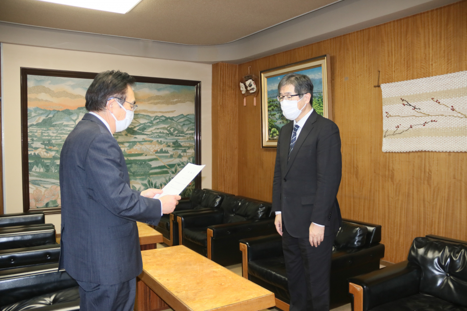 委嘱書を交付される栗島さん