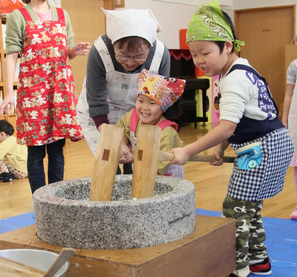 認定こども園：もちつき大会の様子